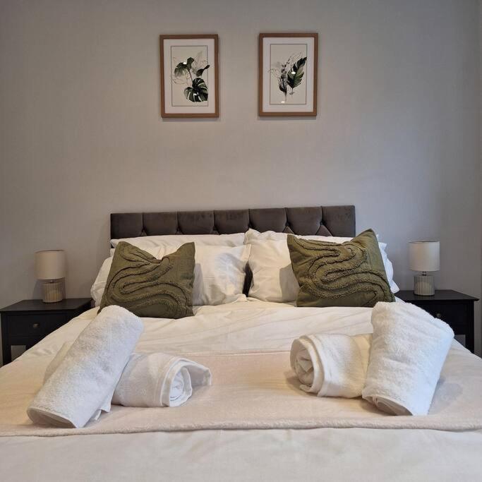 Home At Highgrove - Private Garden & Parking Ридинг Экстерьер фото